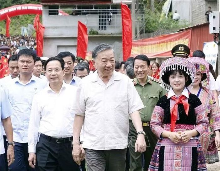 Tổng Bí thư, Chủ tịch nước Tô Lâm dự Ngày hội Toàn dân bảo vệ an ninh Tổ quốc năm 2026 tại bản Lóng Luông, xã Vân Hồ, tỉnh Sơn La. Ảnh: Thống Nhất/TTXVN
