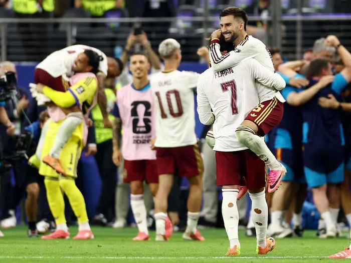 Ferran Torres và Alex Baena của Tây Ban Nha ăn mừng sau trận đấu khi Tây Ban Nha giành quyền vào chung kết World Cup. Nguồn: Reuters.