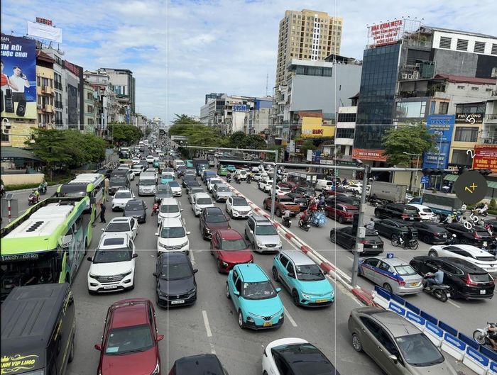 Ùn tắc là bài toán chung của nhiều đô thị lớn, nhưng công nghệ số đang mở ra cơ hội thay đổi cách quản trị. Ảnh: Lê Minh.