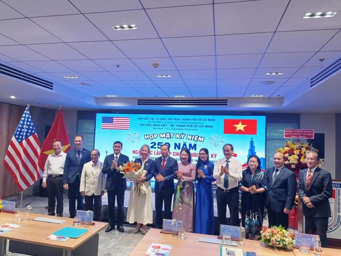 Đại biểu Việt Nam - Hoa Kỳ chụp ảnh lưu niệm tại buổi họp mặt. Ảnh: T.Luân.