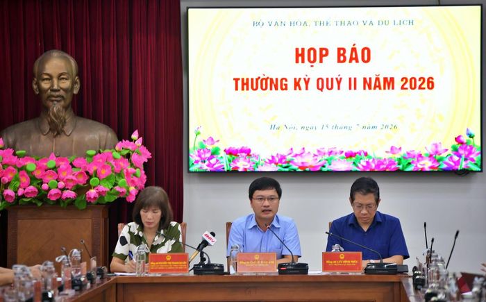 Ông Cao Lê Tuấn Anh (ở giữa) Chánh Văn phòng, Người phát ngôn Bộ VHTTDL thông tin tại Họp báo.