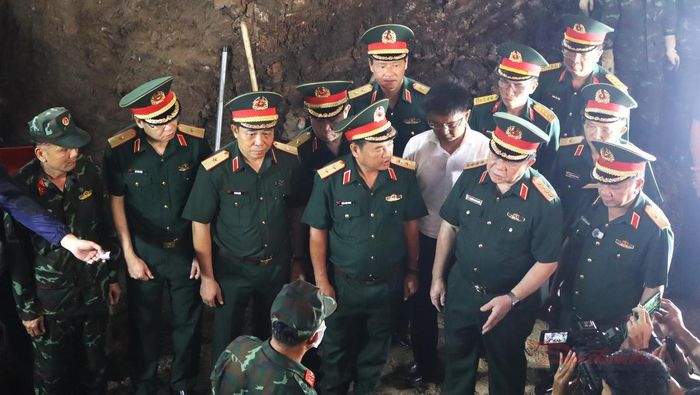 Đại tướng Nguyễn Trọng Nghĩa, Ủy viên Bộ Chính trị, Bí thư Trung ương Đảng, Chủ nhiệm Tổng cục Chính trị Quân đội Nhân dân Việt Nam trực tiếp đến kiểm tra và động viên lực lượng tìm kiếm, khai quật liệt sĩ tại công viên Lê Thị Riêng vào ngày 11/7. Ảnh: T.Luân.