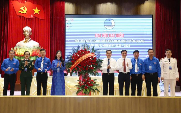 Lãnh đạo tỉnh Tuyên Quang tặng hoa chúc mừng Đại hội đại biểu Hội LHTN Việt Nam tỉnh Tuyên Quang lần thứ I, nhiệm kỳ 2026–2029.