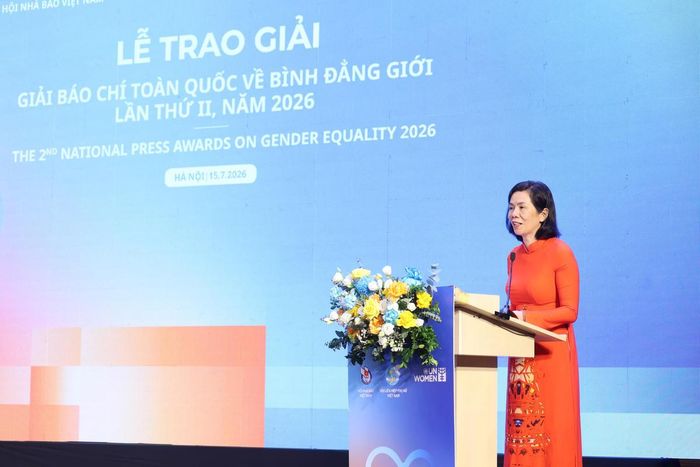 Bà Nguyễn Thị Minh Hương, Phó Chủ tịch Hội LHPN Việt Nam, Trưởng Ban Tổ chức Giải, phát biểu khai mạc chương trình. Ảnh: PV