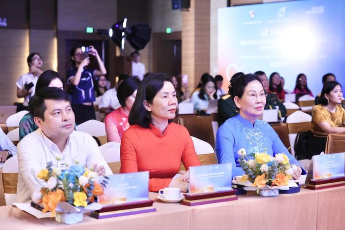 Bà Lê Thị Thủy, Ủy viên Trung Đảng, Phó Chủ tịch Ủy ban Trung ương MTTQ Việt Nam, Chủ tịch Hội Liên hiệp Phụ nữ Việt Nam; bà Nguyễn Thị Minh Hương, Phó Chủ tịch Hội Liên hiệp Phụ nữ Việt Nam, Trưởng Ban Tổ chức Giải và đại diện lãnh đạo Hội Nhà báo Việt Nam tham dự Lễ trao giải. Ảnh: PV