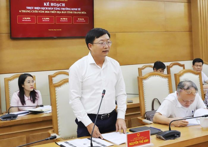 Chánh Văn phòng UBND tỉnh Nguyễn Thế Anh báo cáo về kế hoạch thực hiện kịch bản tăng trưởng. Ảnh: Phong Sắc