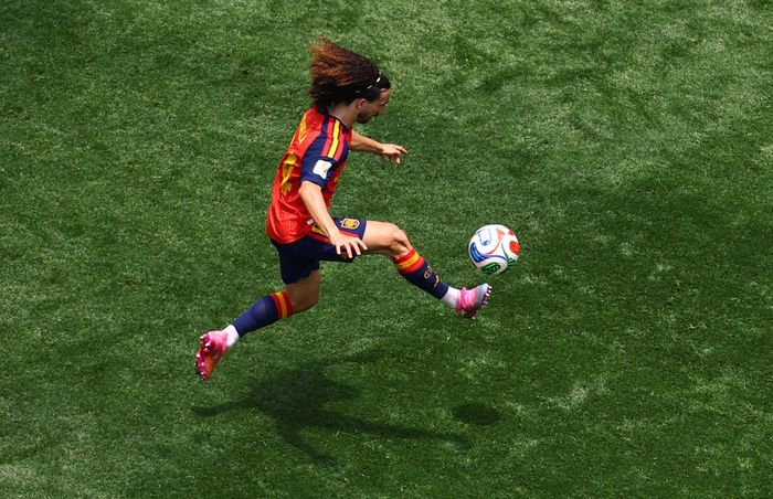  Marc Cucurella chia sẻ mang móc khóa con làm và áo ngủ của vợ đến World Cup năm nay như vật may mắn. Ảnh: Carlos Barria/Reuters. 