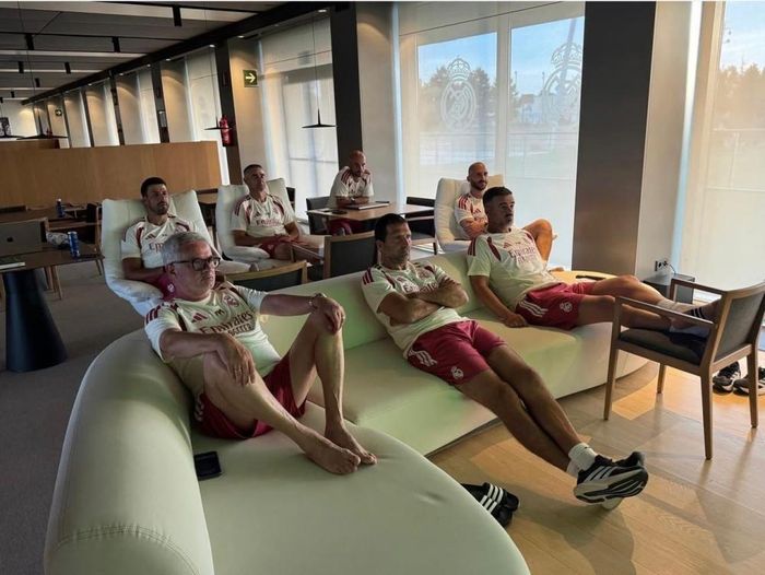 Mourinho cùng các cộng sự theo dõi trận Pháp - Tây Ban Nha. Ảnh: Instagram.