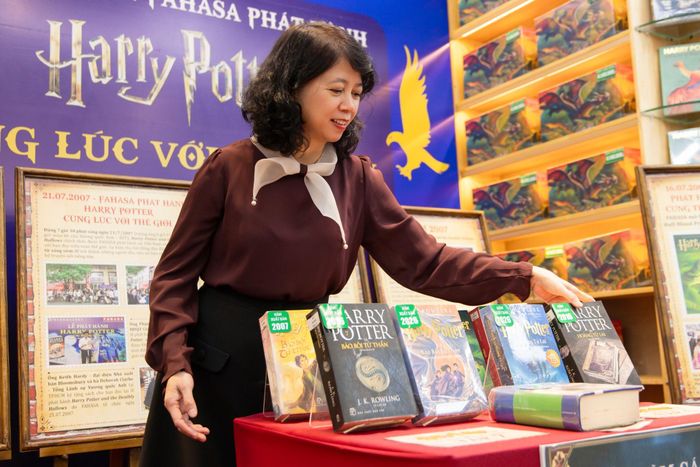  Bà Phạm Thị Hóa, Phó tổng giám đốc FAHASA, khẳng định đơn vị cởi mở với chuyện đọc sách tại chỗ của các bạn nhỏ. Ảnh: Phương Lâm. 