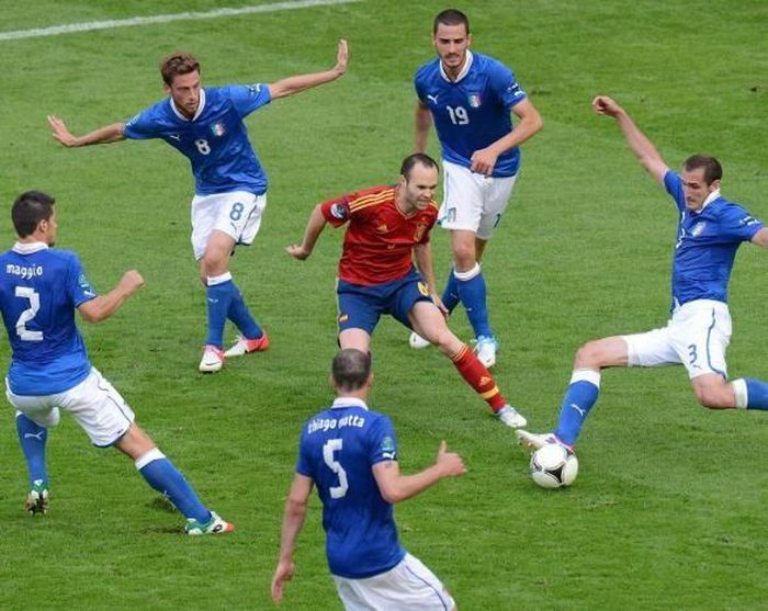  Iniesta từng "nhảy múa" ở trận đấu với Italy. (Ảnh: Instagram Iniesta) 