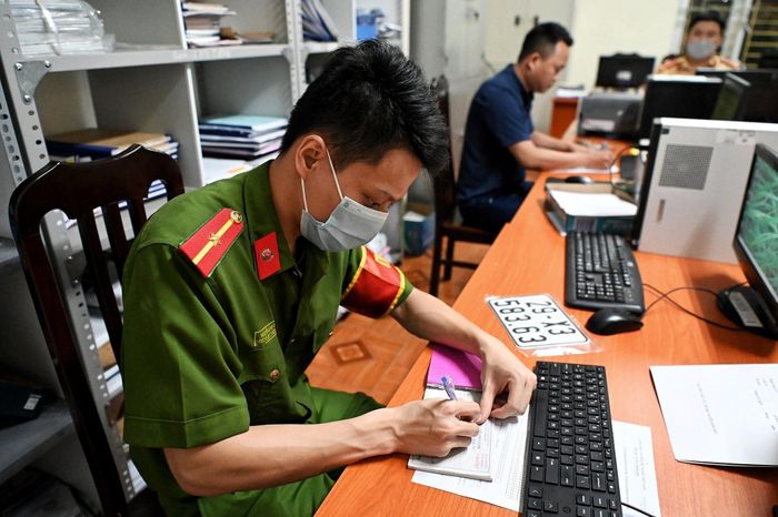  Lệ phí trước bạ ô tô sẽ giảm 50%, với xe máy được miễn phí hoàn toàn. Ảnh: Hồng Quang.