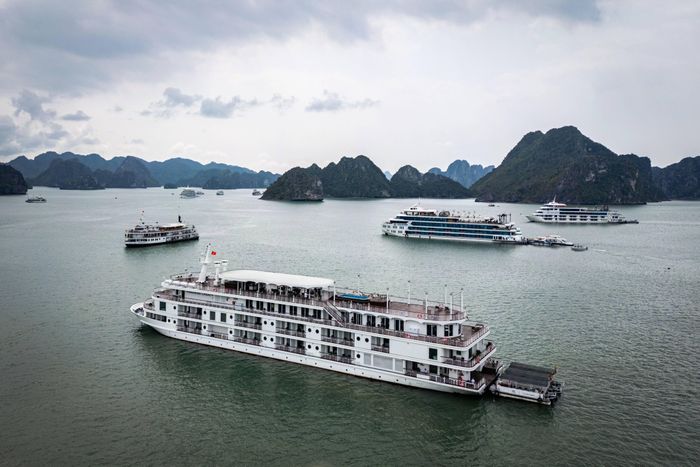  Du thuyền đưa du khách trải nghiệm trên vịnh Hạ Long, ngày 26/4. Ảnh: Đinh Hà. 