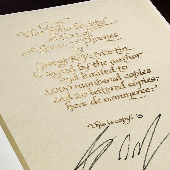  Mỗi bản sao đều được nhà văn George R.R. Martin ký tên trên giấy thủ công, đánh số và ký tự riêng của từng phiên bản. 