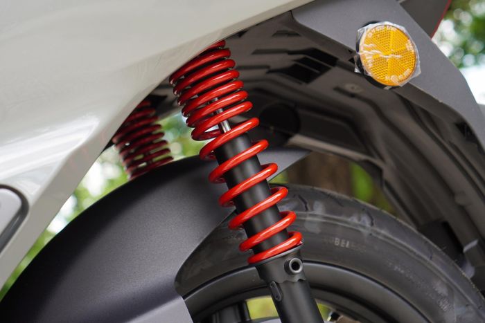  Xe được trang bị motor điện một chiều, cho công suất tối đa 2,63 kW. Theo thông tin hãng công bố, động cơ này có thể cho tốc độ tối đa 60 km/h. 