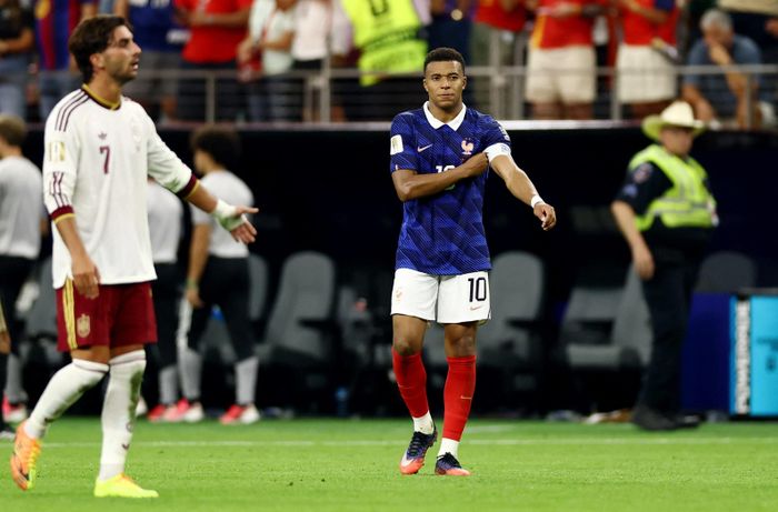  Mbappe cùng các đồng đội trải qua trận đấu bế tắc nhất tại World Cup 2026 trước hệ thống phòng ngự của Tây Ban Nha. 