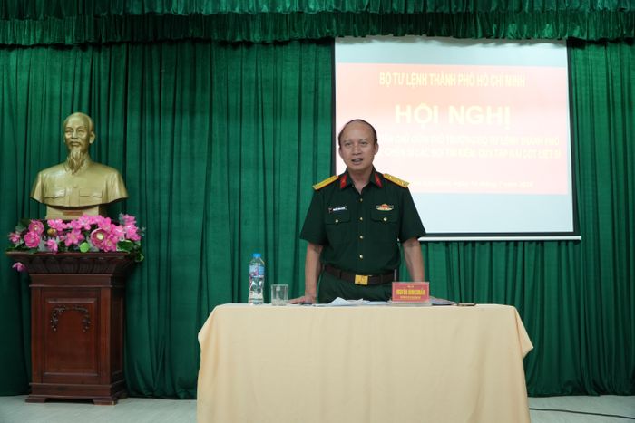 Đại tá Nguyễn Đình Chuẩn chủ trì cuộc đối thoại tối 14/7.