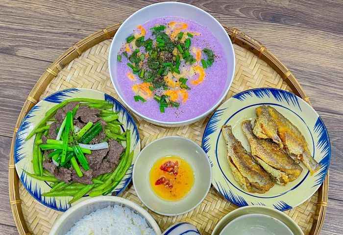 Bữa cơm giàu dinh dưỡng, bổ sung kali cho gia đình với canh khoai tím nấu tôm khô, cá đù một nắng chiên, đậu xào thịt bò. Ảnh: Độc giả Ngoan Nguyễn.