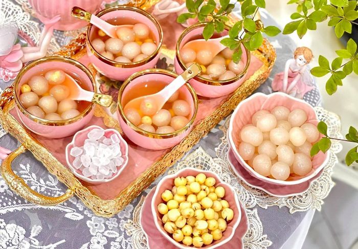 Món chè sen long nhãn hạt sen thơm ngon, bổ dưỡng giúp gia đình giải nhiệt. Ảnh: Lệ Hằng.