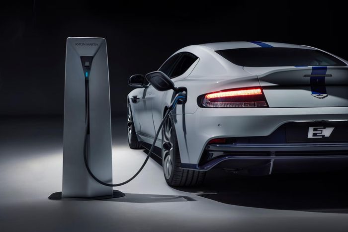  Trong quá khứ, hãng đã từng ra mắt mẫu xe điện Aston Martin Rapide E. Tuy nhiên, kế hoạch ra mắt một mẫu xe thuần điện hoàn toàn mới sẽ được dời lại qua thập niên 2030. 