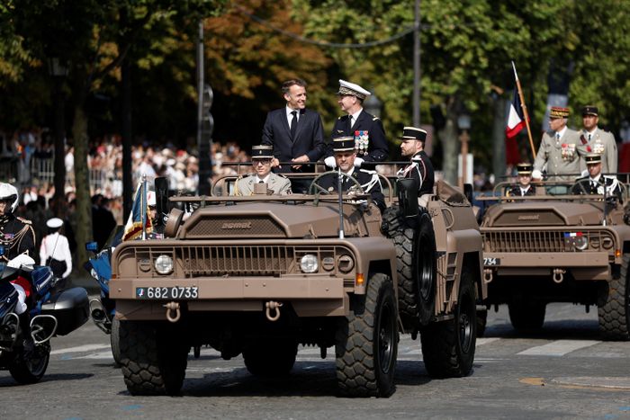  Tổng thống Pháp Emmanuel Macron (bên trái) đứng trên xe chỉ huy cùng Tổng tham mưu trưởng Các lực lượng vũ trang Pháp Fabien Mandon. Đây không chỉ là lễ duyệt binh Quốc khánh có quy mô lớn nhất trong lịch sử nước Pháp mà còn được xem là lần cuối cùng ông Macron chủ trì sự kiện trước khi kết thúc nhiệm kỳ tổng thống. Phát biểu tại buổi lễ, Tổng thống Macron nhấn mạnh Pháp theo đuổi hòa bình nhưng sẵn sàng bảo vệ những giá trị cốt lõi của mình. 