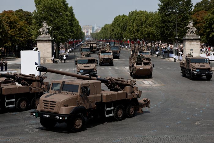  Các pháo tự hành CAESAR diễu qua Quảng trường Concorde (Place de la Concorde). Hệ thống này có tầm bắn khoảng 40 km với đạn thông thường và hơn 50 km với đạn tăng tầm, có thể khai hỏa 6 lần/phút và triển khai hoặc rút khỏi trận địa chỉ trong khoảng một phút. Khả năng bắn chính xác ở cự ly xa, cơ động nhanh cùng chiến thuật "bắn rồi cơ động" (shoot-and-scoot) đã giúp CAESAR trở thành hình mẫu cho quá trình hiện đại hóa pháo binh của NATO, theo Global Defense News. 