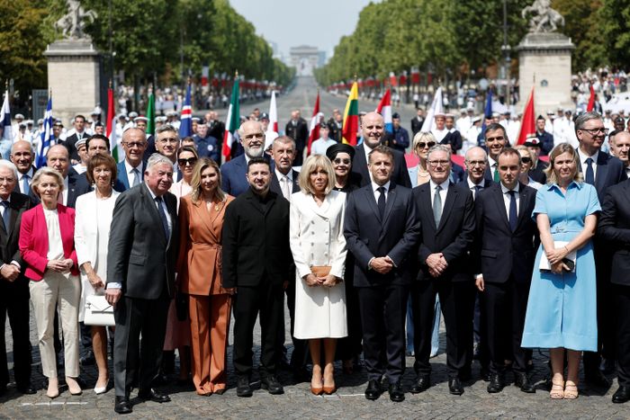  Tổng thống Emmanuel Macron chủ trì buổi lễ trên đại lộ Champs-Élyseés, với sự tham dự của 24 nguyên thủ quốc gia và người đứng đầu chính phủ, trong đó có Tổng thống Ukraine Volodymyr Zelensky, Thủ tướng Đức Friedrich Merz và Thủ tướng Anh Keir Starmer. 