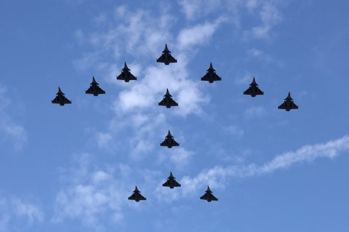  Các tiêm kích Mirage 2000D và Mirage 2000-5 của Không quân và Không gian Pháp bay qua bầu trời trong lễ duyệt binh nhân Quốc khánh Pháp. Mirage 2000D là phiên bản chuyên thực hiện các nhiệm vụ tấn công mặt đất và yểm trợ hỏa lực chính xác. Máy bay có khả năng mang tên lửa hành trình SCALP-EG, bom dẫn đường bằng laser và vệ tinh AASM Hammer, cũng như nhiều loại vũ khí đối đất khác. Trong khi đó, Mirage 2000-5 là phiên bản tiêm kích phòng không và chiếm ưu thế trên không, được trang bị radar đa chế độ Thales RDY cùng tên lửa không đối không MICA, có khả năng đánh chặn và tác chiến ngoài tầm nhìn (BVR). 