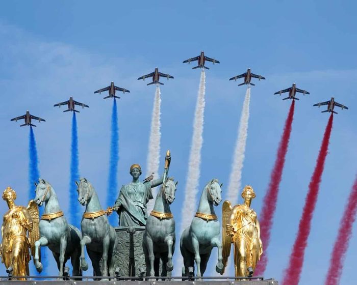  Tiêm kích của Không quân Pháp bay qua khu vực lối vào Vườn Tuileries ở Paris trong lễ duyệt binh Quốc khánh Pháp. Ảnh: UPI/Shutterstock.