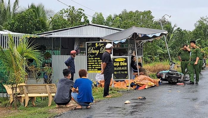 Hiện trường tai nạn giao thông xảy ra trên tuyến đường Nam Kênh 2, thuộc địa bàn xã Tân Phước 3, tỉnh Đồng Tháp.
