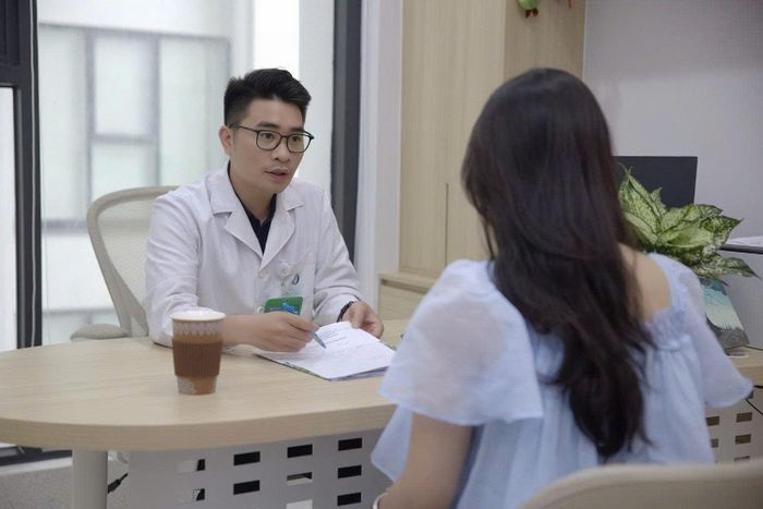  Thạc sĩ tâm lý lâm sàng Hoàng Quốc Lân tư vấn cho bệnh nhân. Ảnh: BSCC. 