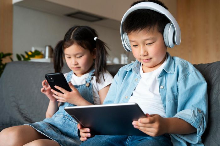  Việc tiếp xúc quá nhiều với các nội dung ngắn từ sớm có thể ảnh hưởng đến cách trẻ học điều chỉnh cảm xúc. Ảnh: Magnific. 