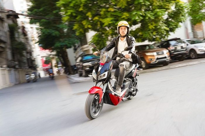  Dù lái xe máy hay xe đạp, xe đạp điện, điều khiển phương tiện khi sử dụng bia rượu đều là hành vi vi phạm. Ảnh: Yadea.