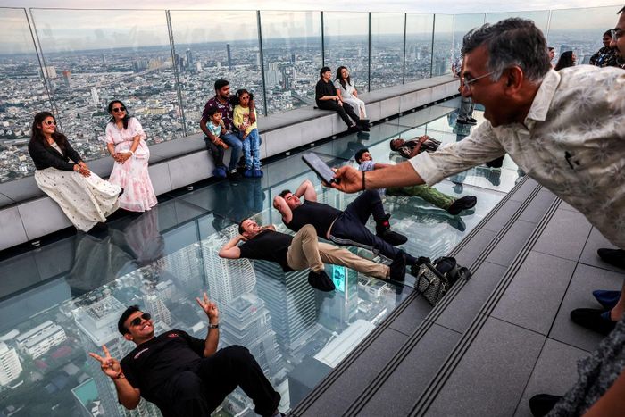 Du khách Ấn Độ chụp ảnh tại đài quan sát Mahanakhon Skywalk trên nóc tòa nhà Mahanakhon ở Bangkok, Thái Lan, năm 2025.