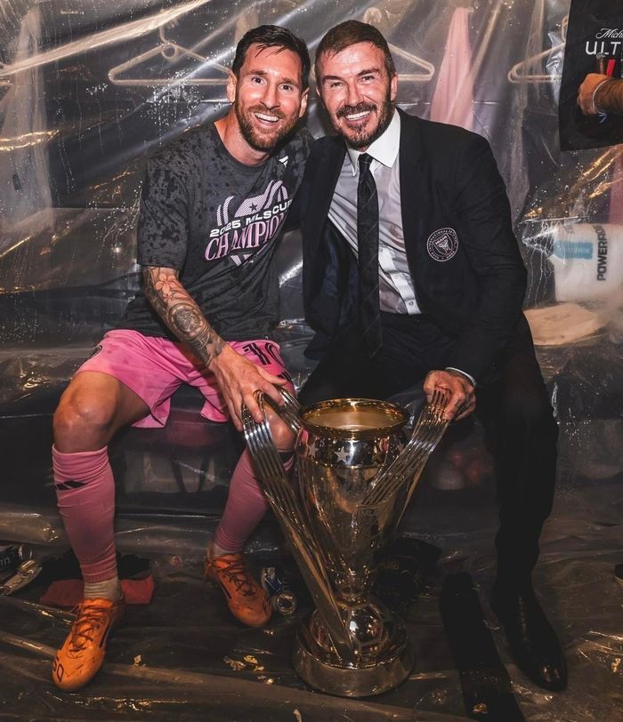 David Beckham và Lionel Messi ăn mừng chức vô địch MLS Cup cùng Inter Miami. Ảnh: @davidbeckham/Instagram.