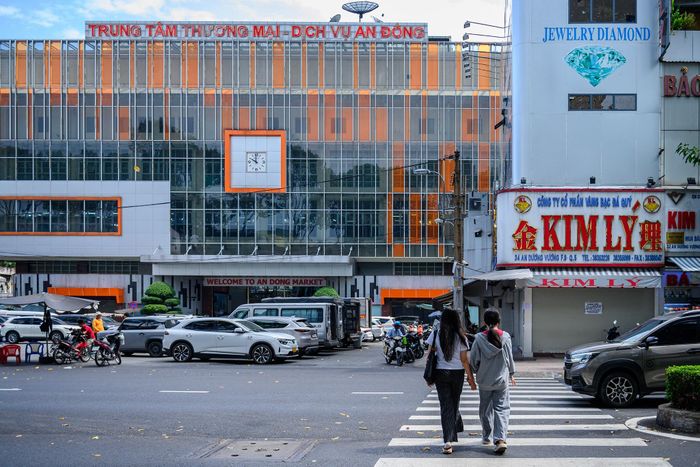 Bà N.P. kể cách đây 2 năm đã mua viên kim cương 4 ly tại cửa hàng Kim Lý ngay sát chợ An Đông với giá khoảng 48 triệu đồng. Khi những lùm xùm về tiệm lan truyền trên mạng xã hội vào giữa tháng 5, bà vẫn chần chừ chưa mang đi bán vì tiếc khoản tiền lỗ, đồng thời tin tưởng bà chủ. "Đầu tháng 6 tôi mới quyết định mang đến bán, lúc đó đã ký giấy xác nhận sẽ nhận 39,6 triệu đồng", bà nói.