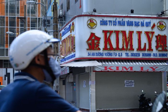 Khi mang kim cương đến tiệm Kim Lý bán lại, bà chứng kiến nhiều người còn thiệt hại lớn hơn: "Tôi vẫn nhớ bên trái tôi là người mua hơn 600 triệu đồng, kế bên thì mua hơn 1,2 tỷ đồng. Nhìn lại số tiền mình bỏ ra ít hơn mà không dám kêu ca, chỉ thấy tiếc tiền. Bây giờ chuyện đã lỡ, không biết có nhận lại được tiền không". Theo bà N.P., chính sách của cửa hàng quy định các giao dịch dưới 100 triệu đồng sẽ được thanh toán sau 3 tháng, còn giao dịch trên 100 triệu đồng phải chờ hơn 6 tháng.