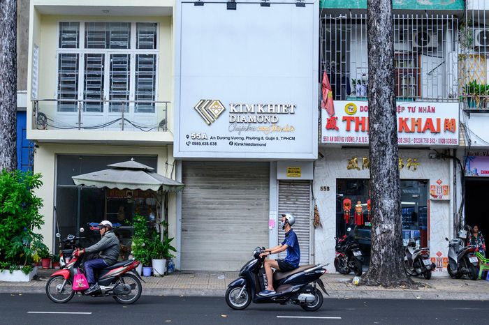 Theo ghi nhận, cửa hàng Kim Khiết nằm đối diện hai tiệm kim cương trên cũng trong tình trạng đóng cửa. Trên trang mạng xã hội của thương hiệu chưa đăng tải thông tin về việc này.