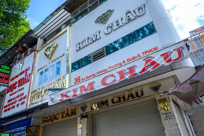 Cách đó 50 m, hai cửa hàng kim cương liền kề nhau là Kim Châu và Ngọc Tâm cũng đã đóng cửa.
