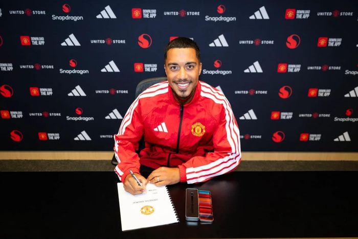 Áo số 18 thuộc về Tielemans.