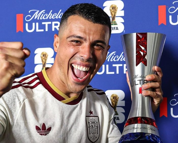 Ghi bàn ấn định chiến thắng 2-0, hỗ trợ phòng ngự hiệu quả và liên tục tạo sức ép bên hành lang phải, Pedro Porro được ban tổ chức trao danh hiệu Cầu thủ hay nhất trận bán kết World Cup 2026 giữa Tây Ban Nha và Pháp. Ảnh: @433.