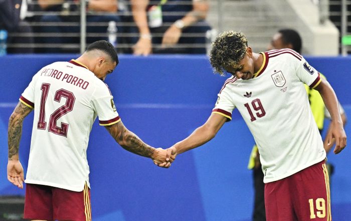 Từ cảm hứng văn học đến sân khấu World Cup, bộ trang phục sân khách nguyên bản của Tây Ban Nha có màn chào sân hoàn hảo trong ngày đội tuyển đánh bại Pháp 2-0 để vào chung kết. Ảnh: Maria Lysaker/Reuters.