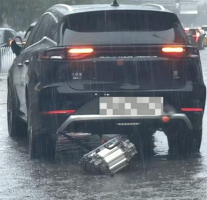 Hình ảnh chiếc xe rơi động cơ điện khi di chuyển qua đoạn đường nước ngập được đăng tải tại Trung Quốc. Ảnh: S.T/Weixin.