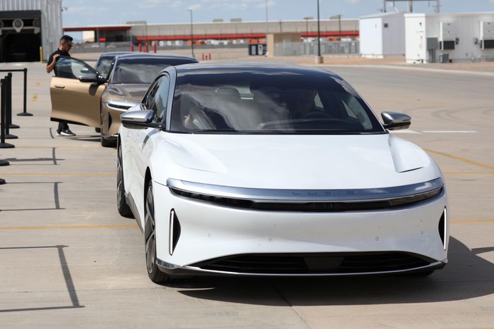 Lucid Motors đã lên tiếng bác bỏ thông tin cho rằng hãng xe điện này đang xem xét hủy niêm yết hoặc nộp đơn xin bảo hộ phá sản, sau khi một bài viết khiến cổ phiếu công ty có thời điểm lao dốc hơn 50%.