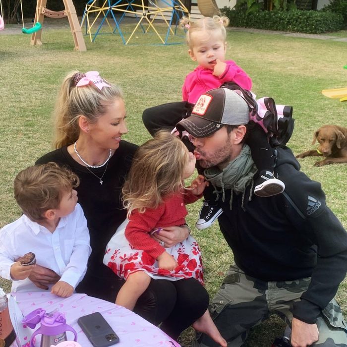  Kournikova hiện có cuộc sống hạnh phúc bên Iglesias và các con. Ảnh: @annakournikova/Instagram. 