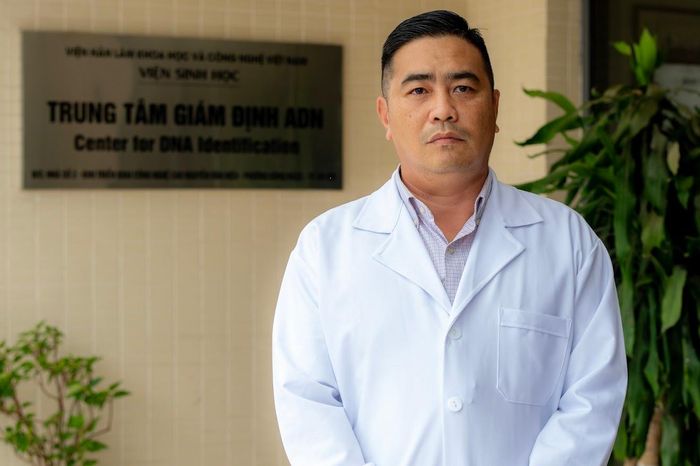 Thạc sĩ Vũ Anh Tuấn, Giám định viên Trung tâm Giám định ADN. Ảnh: Việt Linh.