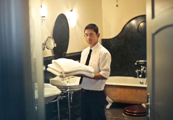  Nhân viên buồng phòng dọn dẹp phòng tắm khách sạn. Ảnh: Andrea Piacquadio/Pexels. 