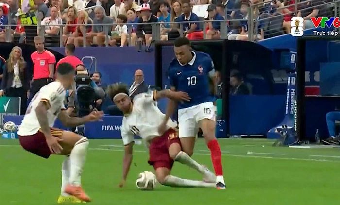 Mbappe (phải) gặp rất nhiều khó khăn trước hàng thủ Tây Ban Nha