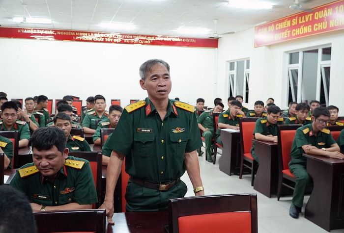 Thượng tá Trần Hùng Cường - Chính trị viên Đội K73 chia sẻ tại hội nghị