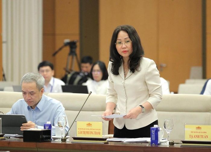 Bộ trưởng Bộ VHTTDL Lâm Thị Phương Thanh trình bày tóm tắt về dự án Luật sửa đổi, bổ sung một số điều của Luật Xuất bản