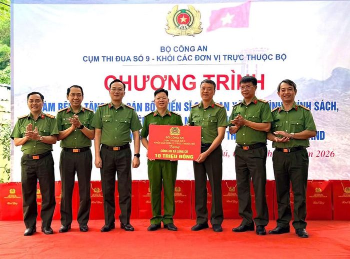 Trao tặng nhiều phần quà ý nghĩa cho UBND xã, Công an xã, Trạm Y tế xã Lũng Cú